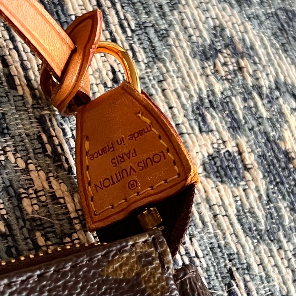 Louis Vuitton Graffiti Pochette Silver - Picture 4 of 14